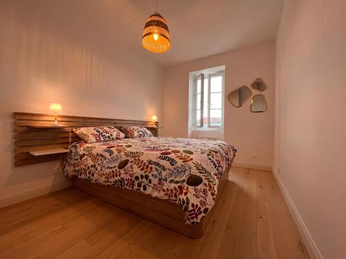 une chambre avec un lit et une fenêtre dans l'établissement Appartement lumineux 3 pièces près des Halles et de la plage, wifi, clim, parkings proches - FR-1-239-910, à Saint-Jean-de-Luz