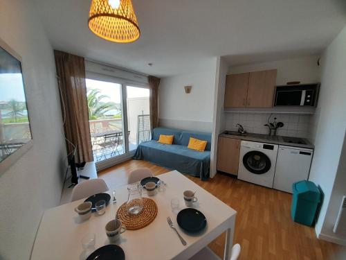 une cuisine et un salon avec une table et une salle à manger dans l'établissement Charmant T2 avec Piscine Proche Plage et Lac à Vieux Boucau - FR-1-239-981, à Vieux-Boucau-les-Bains