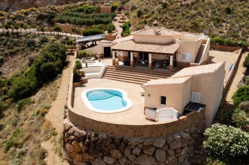 vista aerea di una casa con piscina di Casa Rambla - Restore - Relax a Bédar