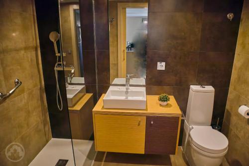 La salle de bains est pourvue d'un lavabo, de toilettes et d'une douche. dans l'établissement Albir Palace, à Albir