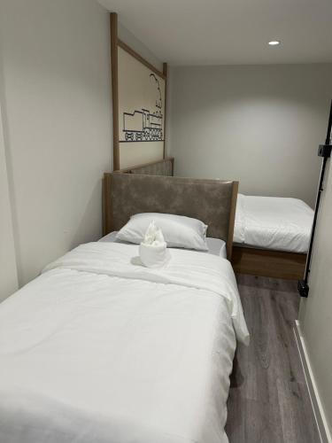Letto o letti in una camera di PhunPhin Station พุนพินสเตชั่น