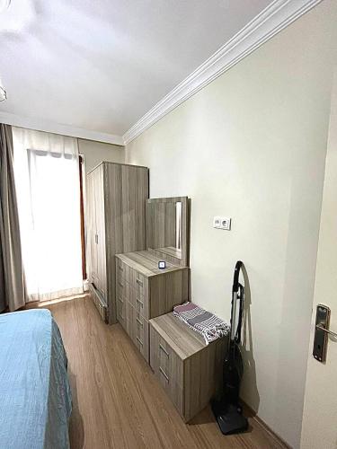 - une chambre avec un lit, une commode et une fenêtre dans l'établissement Квартира с кухней и балконом (№2), à Samanlı