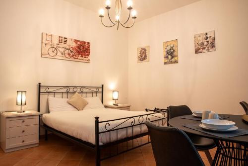 una camera con letto e una sala da pranzo con tavolo di Royal Palace B&B a Caserta