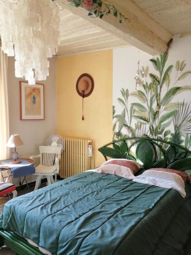 une chambre avec un grand lit avec une couverture bleue dans l'établissement BELLE MAISON DE CARACTERE Dans VILLAGE et sa PISCINE Privée 7 PERS- 3 Chambres - 12 Rue Emile Zola, à Millas