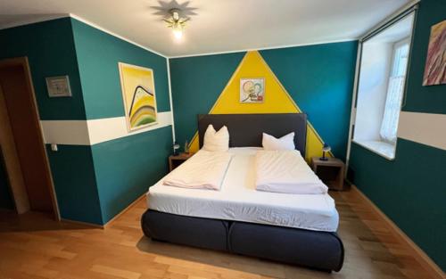 sypialnia z łóżkiem z geometrycznym zagłówkiem w obiekcie Deutsches Haus w mieście Waal