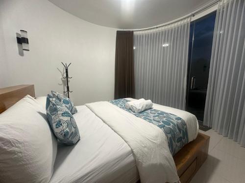 een slaapkamer met een groot bed en een raam bij Pinggan Cliff in Baturaja