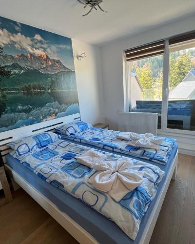 亞霍里納的住宿－Olimpijska kuca Freedom，一间卧室配有一张壁画床