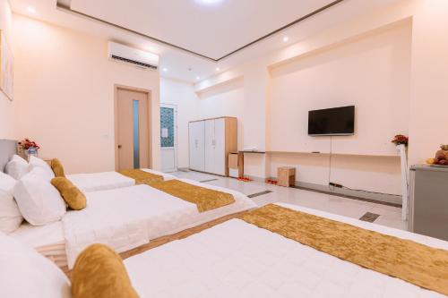 Habitación grande con 2 camas y TV de pantalla plana. en Golden Diamond Hotel, en Hanói