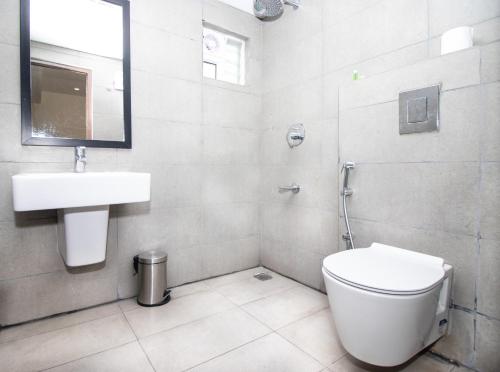 Ванная комната в Sanctum Suites Richmond Road Bangalore