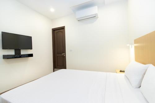 Телевизор и/или развлекательный центр в Sanctum Suites Richmond Road Bangalore