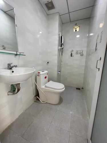 クイニョンにあるÁnh Dươngのバスルーム(トイレ、洗面台付)