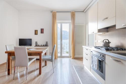 une cuisine avec une table en bois et une salle à manger dans l'établissement Lake Sensation - Garda Lake View, à Nago-Torbole
