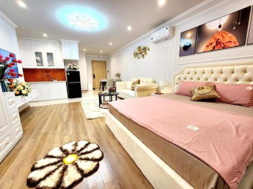 Homestay HaLong studio في ها لونغ: غرفة نوم بسرير كبير وغرفة معيشة