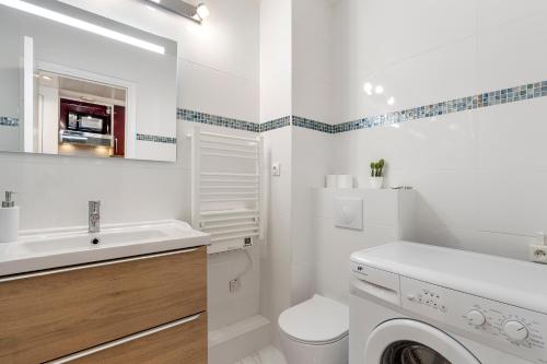 La salle de bains blanche est pourvue d'un lavabo et d'un lave-linge. dans l'établissement Studio Massenet Five stars holiday house, à Nice