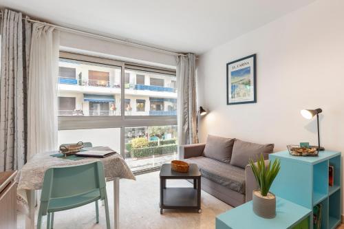 un salon avec un canapé et une table dans l'établissement Studio Massenet Five stars holiday house, à Nice