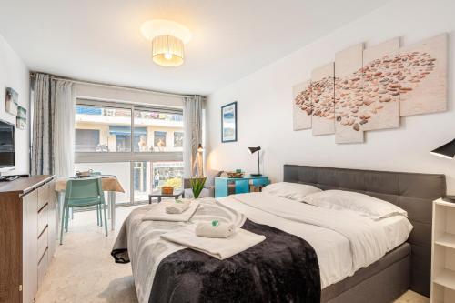 une chambre avec un lit, un bureau et une télévision dans l'établissement Studio Massenet Five stars holiday house, à Nice
