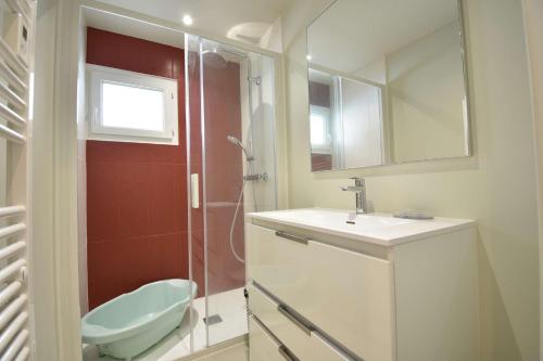 ein Bad mit einem WC, einem Waschbecken und einer Dusche in der Unterkunft Location vacances capbreton superbe villa avec piscine pour 8 personnes in Capbreton