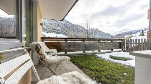 d'un balcon avec deux chaises et une vue sur les montagnes. dans l'établissement Appartement Berge, à Sankt Anton am Arlberg