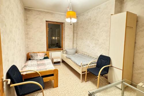 a room with a bed and a table and chairs at Apartment in Hof, zentrumsnah in Hof