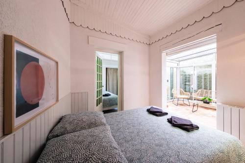 una camera da letto con un letto e due asciugamani di Le Cocon- Atypique WIFI Parking Services ProsConciergerie Comte des Cierges a Gien