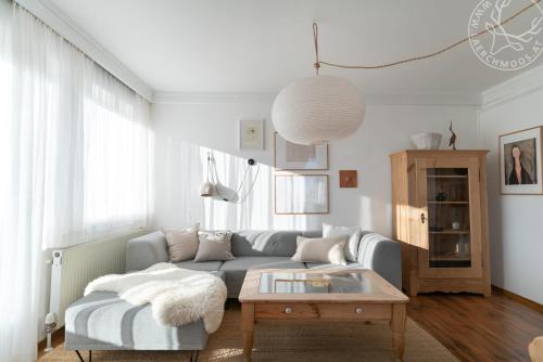 ein Wohnzimmer mit einer Couch und einem Couchtisch in der Unterkunft Appartements Lärchmoos in Ramsau am Dachstein