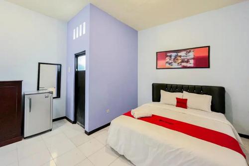 a bedroom with a large bed in a room at RedDoorz Syariah near RSUD Tuban in Tuban