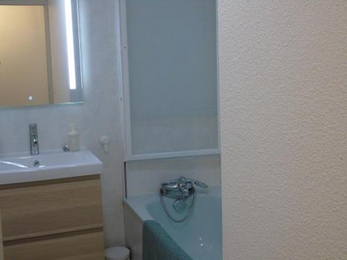 une salle de bain avec un lavabo, des toilettes et un miroir dans l'établissement Appartement rénové 2023 à Valfréjus, 2 pièces pour 4 personnes, balcon, près des pistes - FR-1-561-62, à Modane