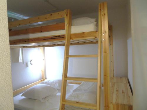 - un lit superposé avec une échelle dans une chambre dans l'établissement Appartement rénové 2023 à Valfréjus, 2 pièces pour 4 personnes, balcon, près des pistes - FR-1-561-62, à Modane