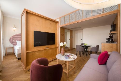 TV a/nebo společenská místnost v ubytování Grand Hotel Union Eurostars