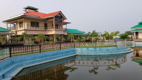 una casa sobre el agua en un complejo en Whistling Wind Resorts by StayApart, en Lataguri