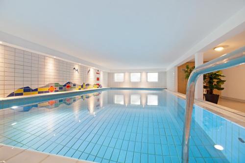 una gran piscina en un edificio en Feriendomizil App 1, en Wenningstedt