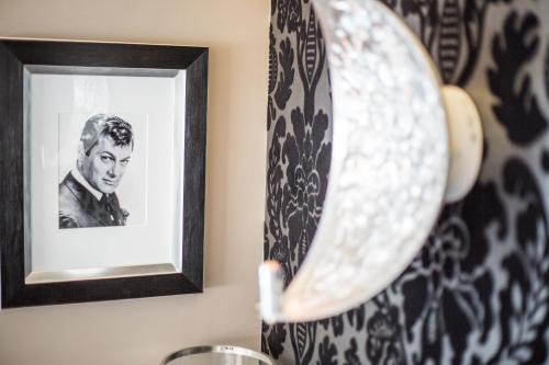 a picture of a man in a picture frame on a wall at SYLThouse in Wenningstedt
