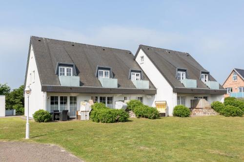 ヴェニングシュテットにあるKehrwieder App 8の灰色の屋根の大白い家
