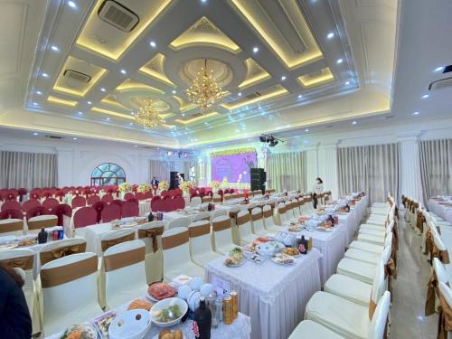Hòa Nam Hotelにあるレストランまたは飲食店
