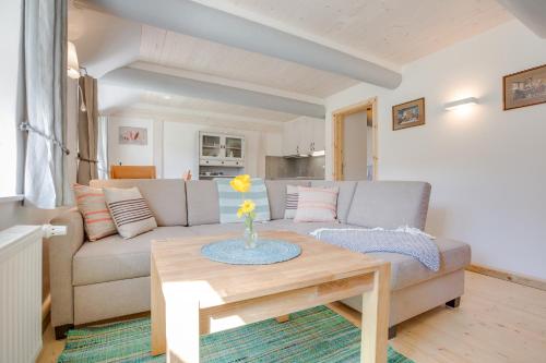 ein Wohnzimmer mit einem Sofa und einem Tisch in der Unterkunft Friesenhaus Birkenhof in Westerland