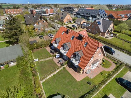 ヴェニングシュテットにあるLandhaus Normannenweg App 1のオレンジ色の屋根の家屋