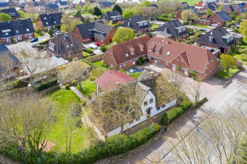 an overhead view of a large house in a suburb at Kampende II in Tinnum