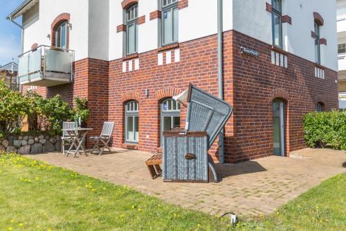 una scultura di fronte a un edificio di mattoni di Inselsuite a Westerland