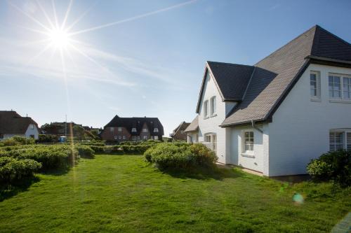 ヴェニングシュテットにあるHaus Heideresidenz App 20の空の日の白い家