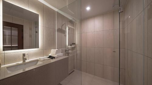 a bathroom with a sink and a mirror at Aank Ryokan Yosuriguri Cheonan in Cheonan