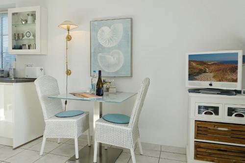 ヴェニングシュテットにあるAm Kurpark App 4のキッチン(テーブル、椅子、ワイン1本付)