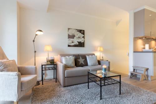- un salon avec un canapé et une table dans l'établissement Duenen Meer App 2 Duenen Nest, à Westerland
