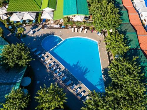 una vista aérea de una piscina en un complejo en Heliopolis Camping & Village, en Pineto