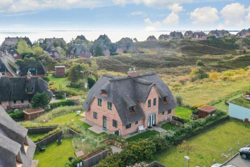 uma vista aérea de uma casa com telhado de palha em Haus Duenenliebe em List