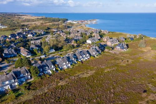 an aerial view of a small town next to the ocean at Wattblick in Munkmarsch