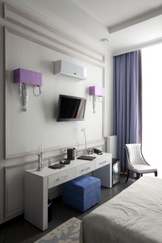 Телевизор и/или развлекательный центр в Mirax Boutique Hotel