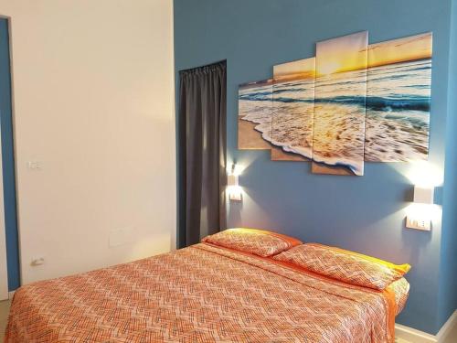 una camera da letto con un letto e un quadro sul muro di Casa Vacanza Villa Stefy - Salento a Torre Chianca