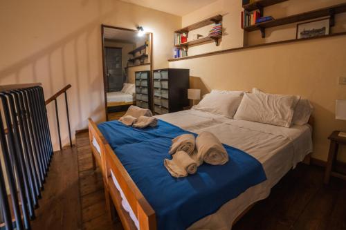 een slaapkamer met een bed met handdoeken erop bij S3 Tower - Dolcevita Holiday in Florence