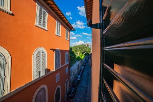 uitzicht op een steeg tussen twee gebouwen bij S3 Tower - Dolcevita Holiday in Florence