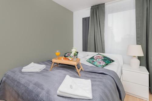 Posteľ alebo postele v izbe v ubytovaní Cozy Apartment with Balcony in Central Gdańsk Długie Ogrody by Noclegi Renters